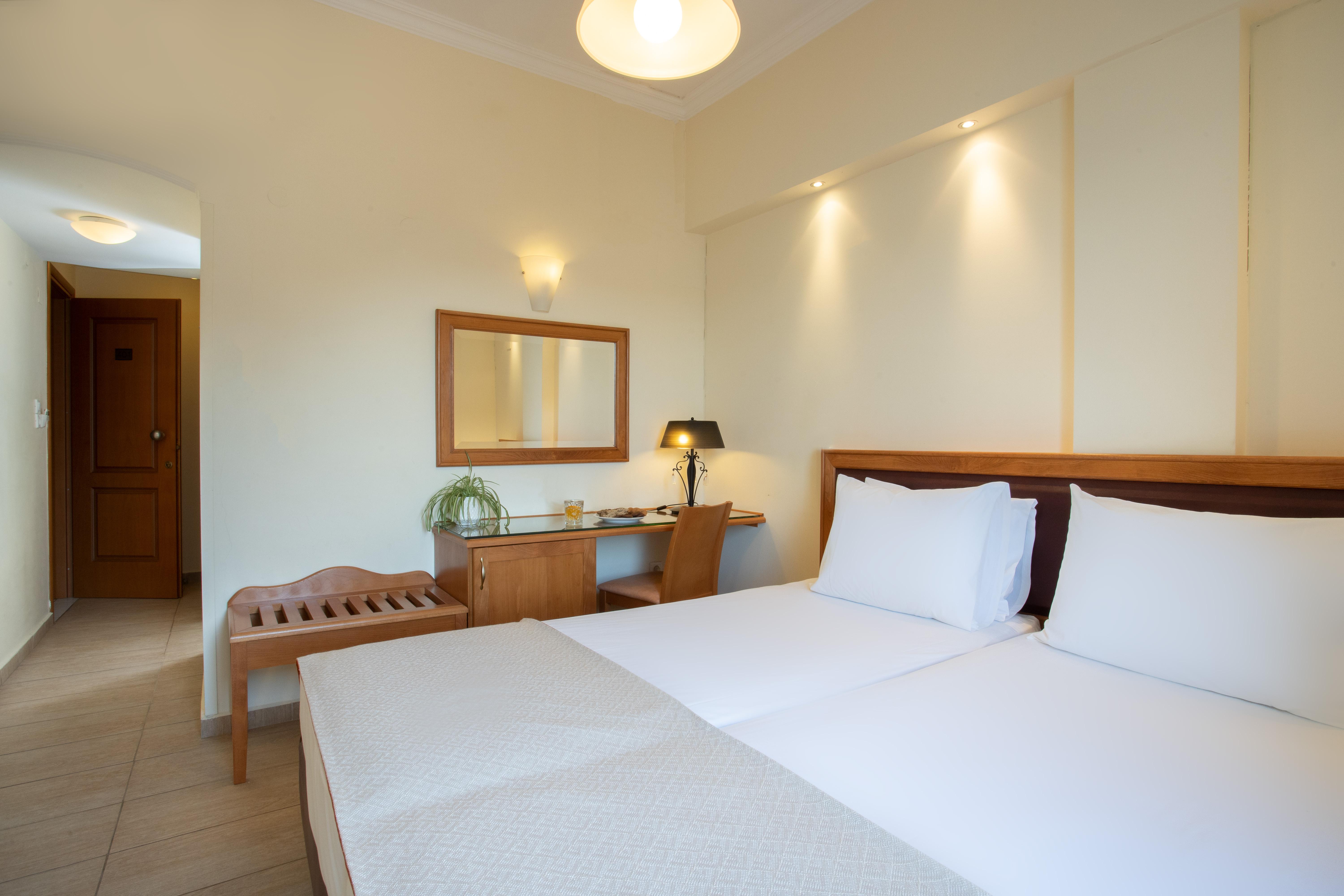 Pantheon City Hotel Gythio Esterno foto