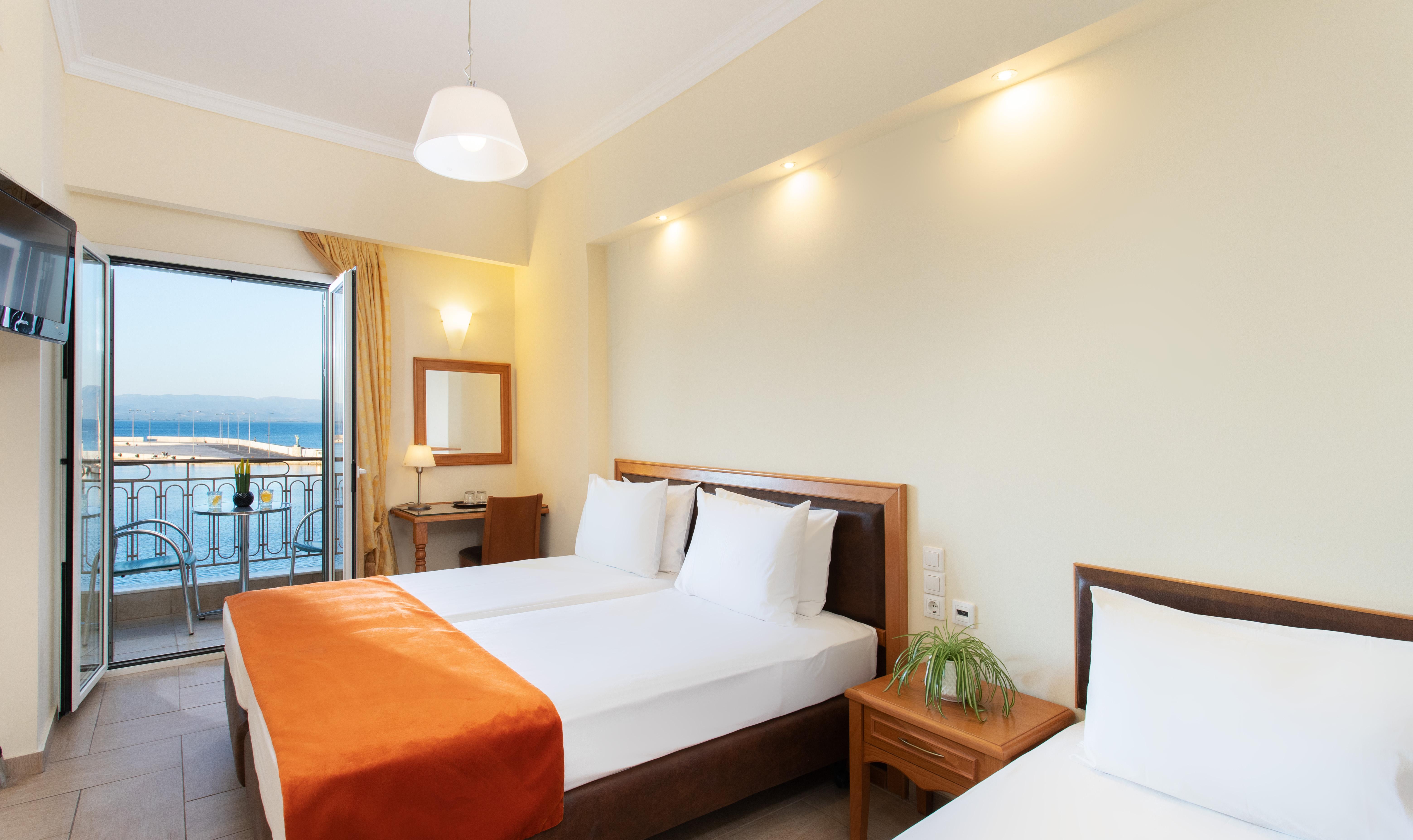 Pantheon City Hotel Gythio Esterno foto