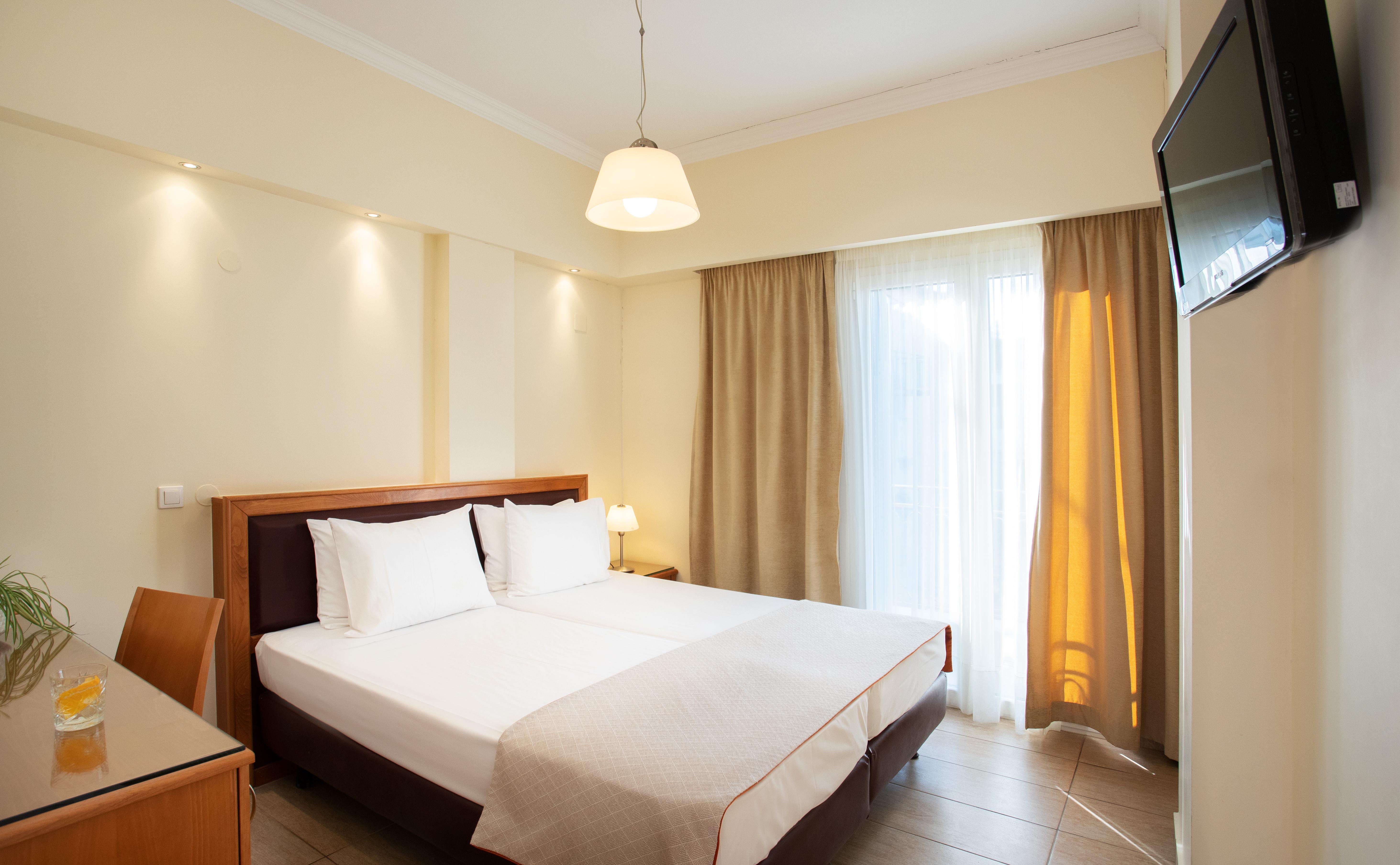 Pantheon City Hotel Gythio Esterno foto