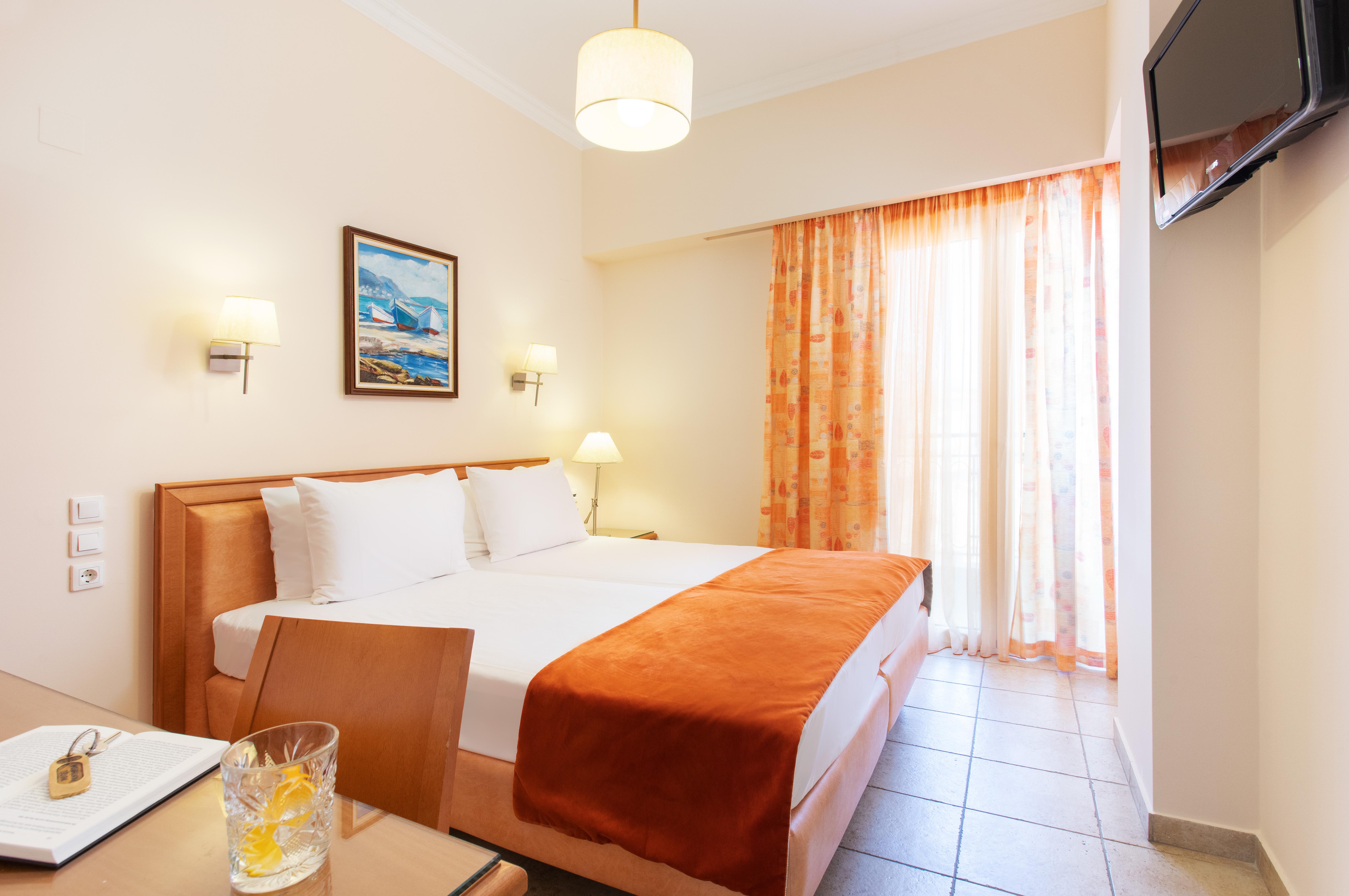Pantheon City Hotel Gythio Esterno foto