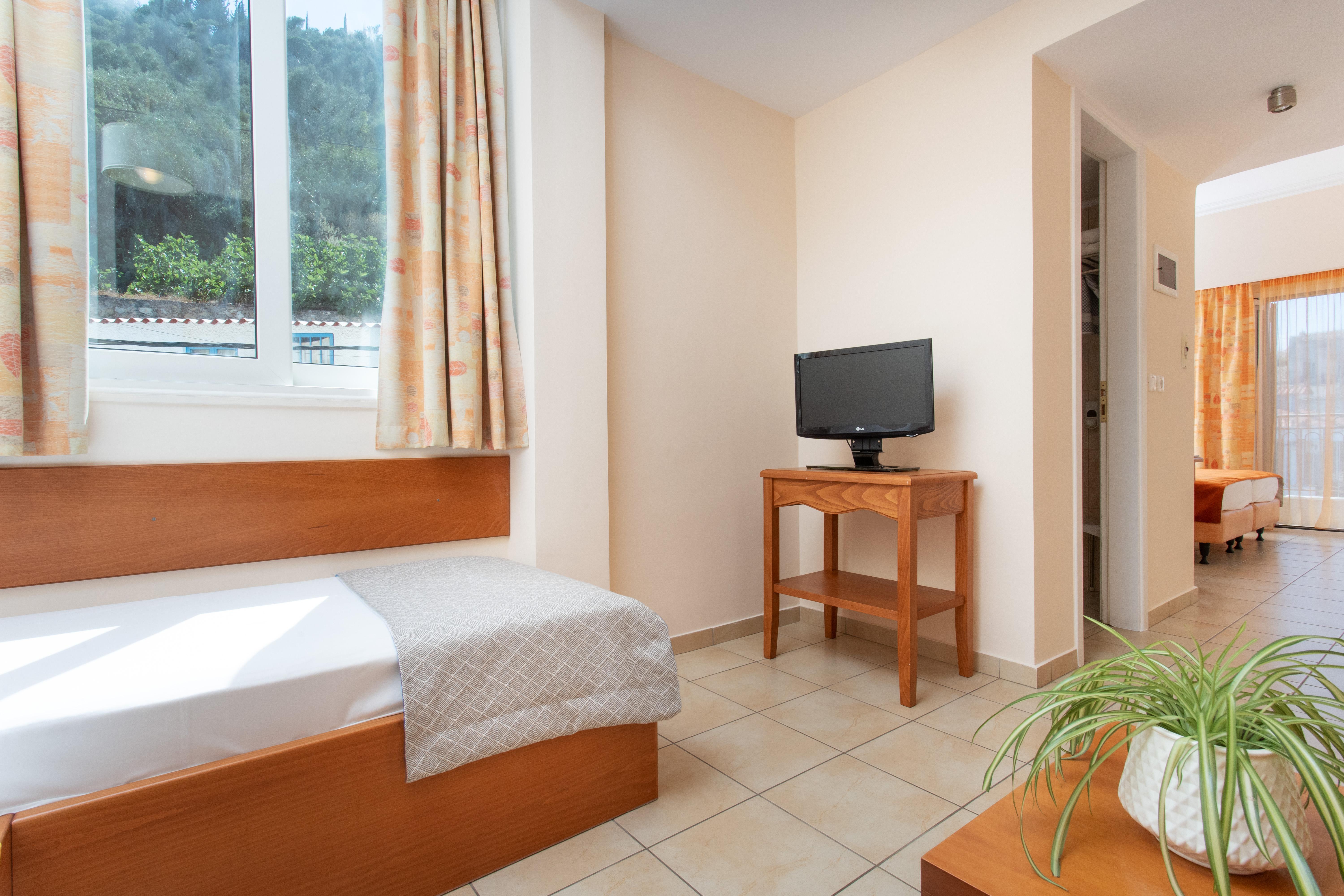 Pantheon City Hotel Gythio Esterno foto