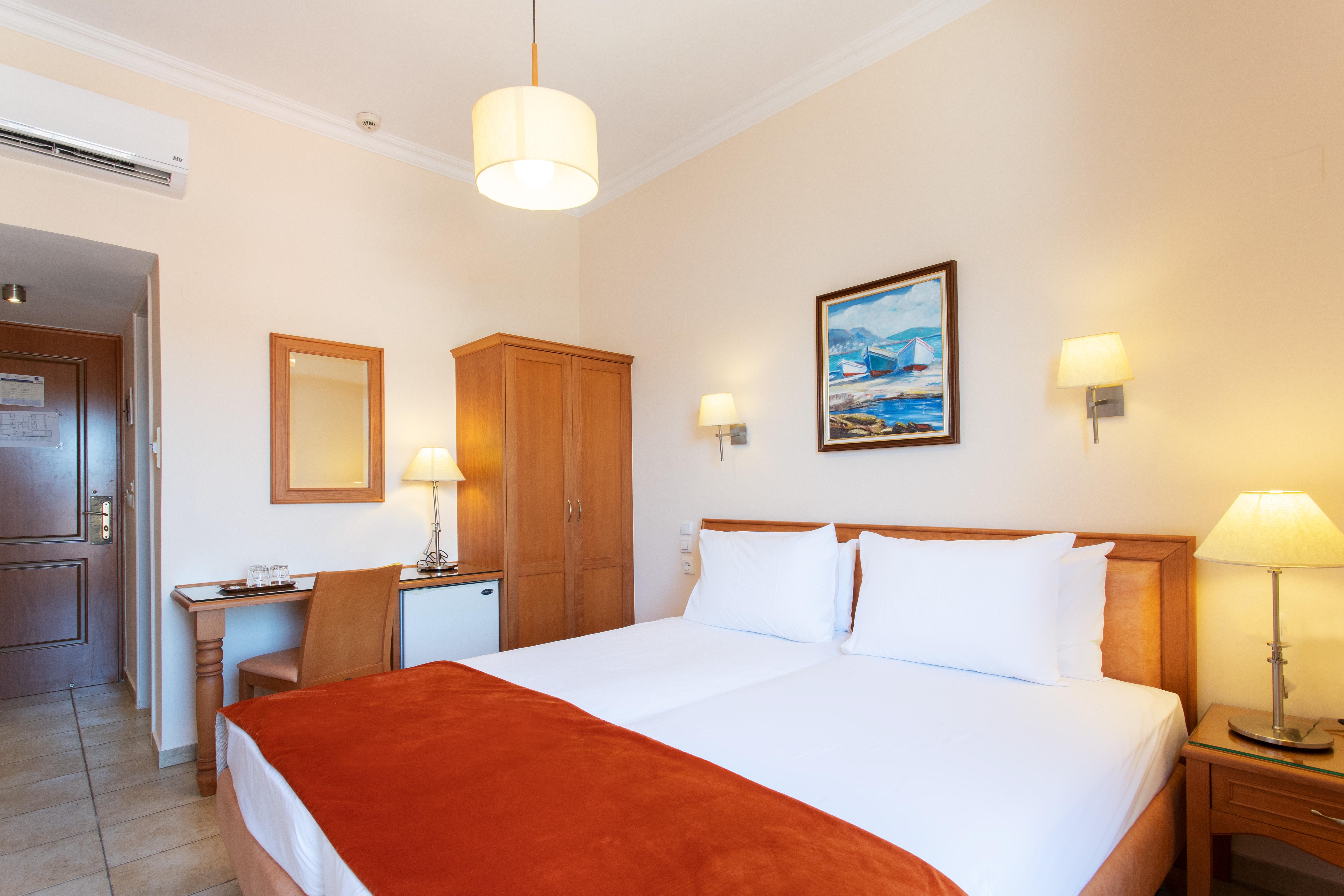 Pantheon City Hotel Gythio Esterno foto