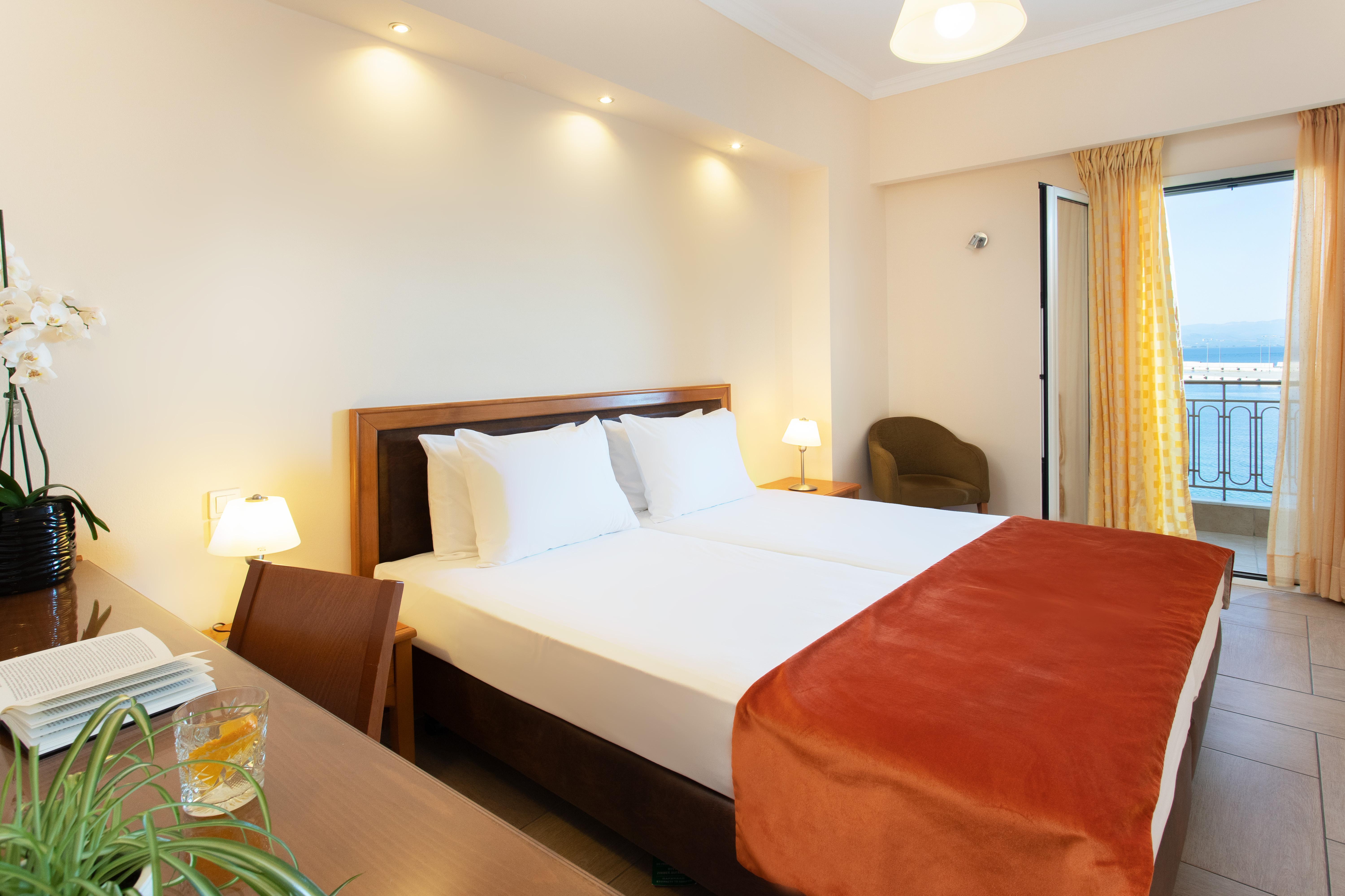 Pantheon City Hotel Gythio Esterno foto