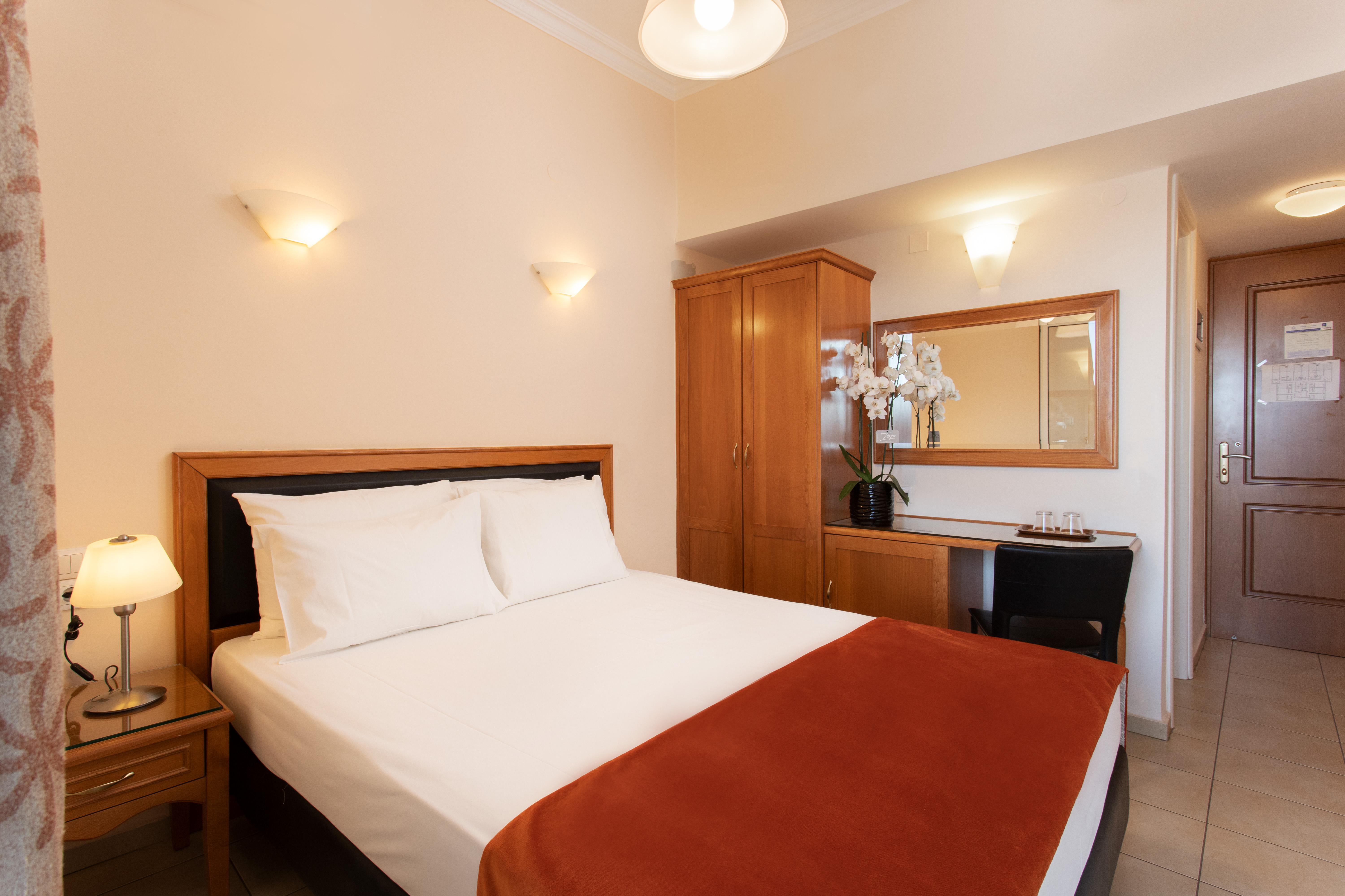 Pantheon City Hotel Gythio Esterno foto