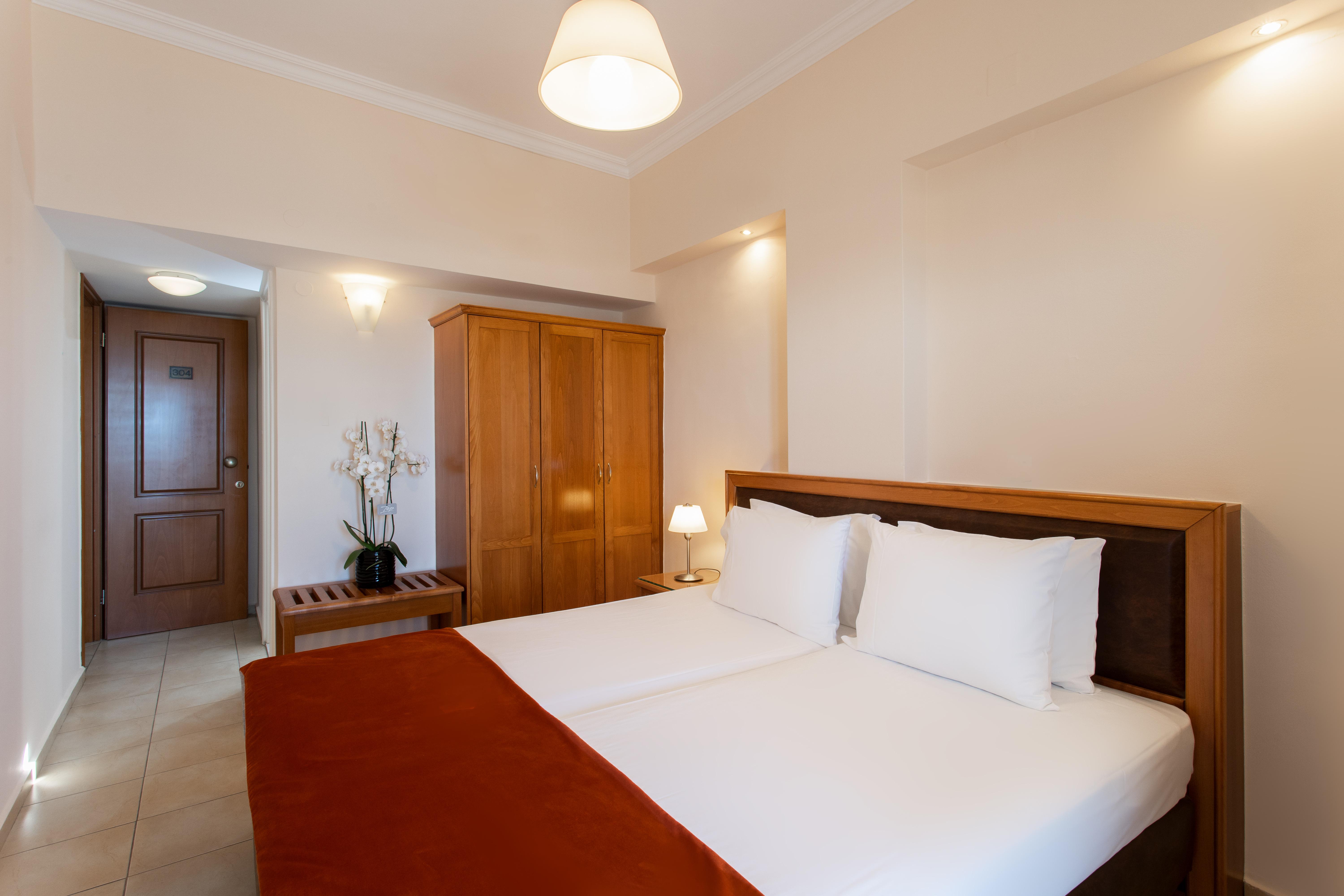 Pantheon City Hotel Gythio Esterno foto
