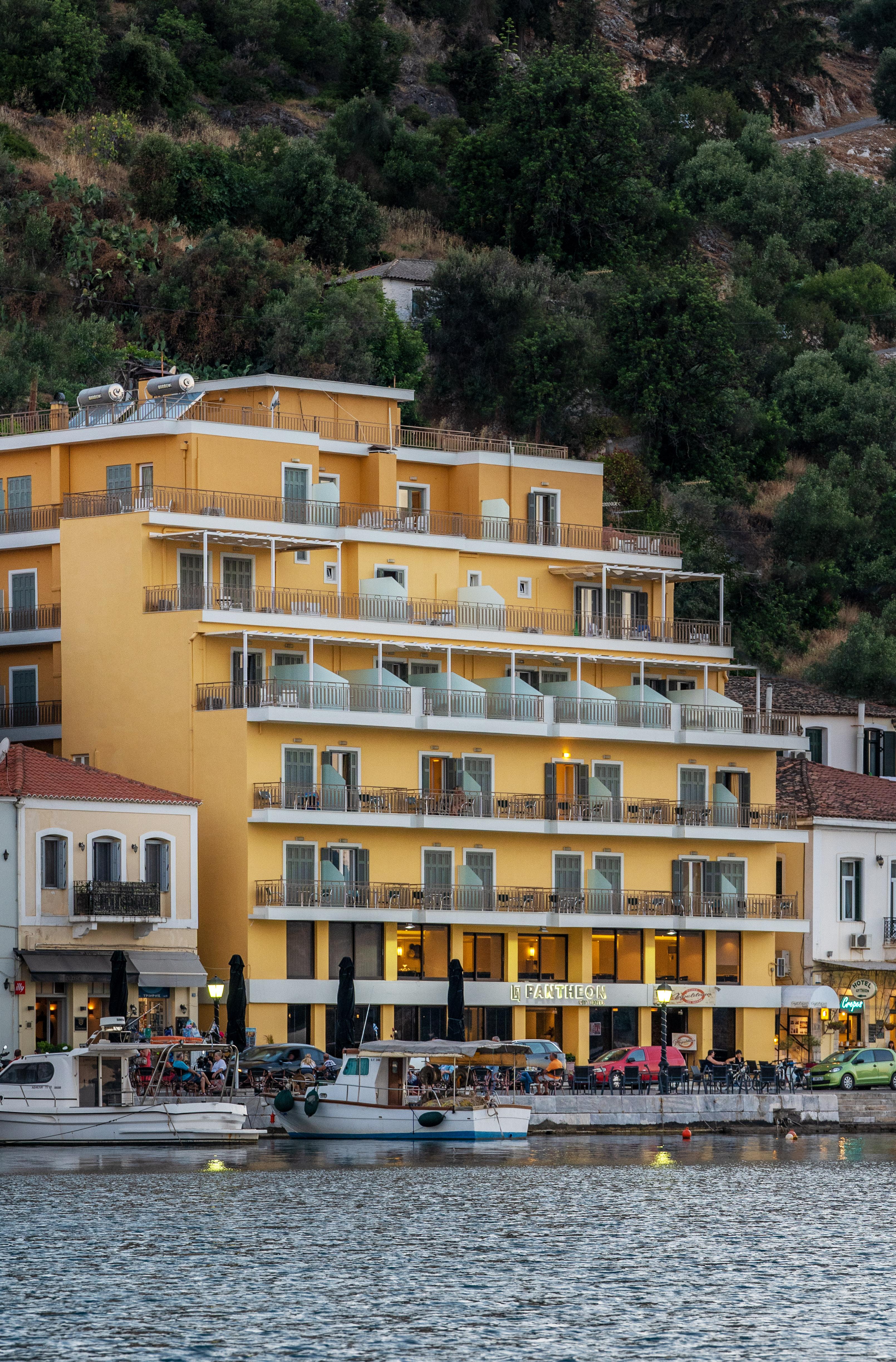 Pantheon City Hotel Gythio Esterno foto