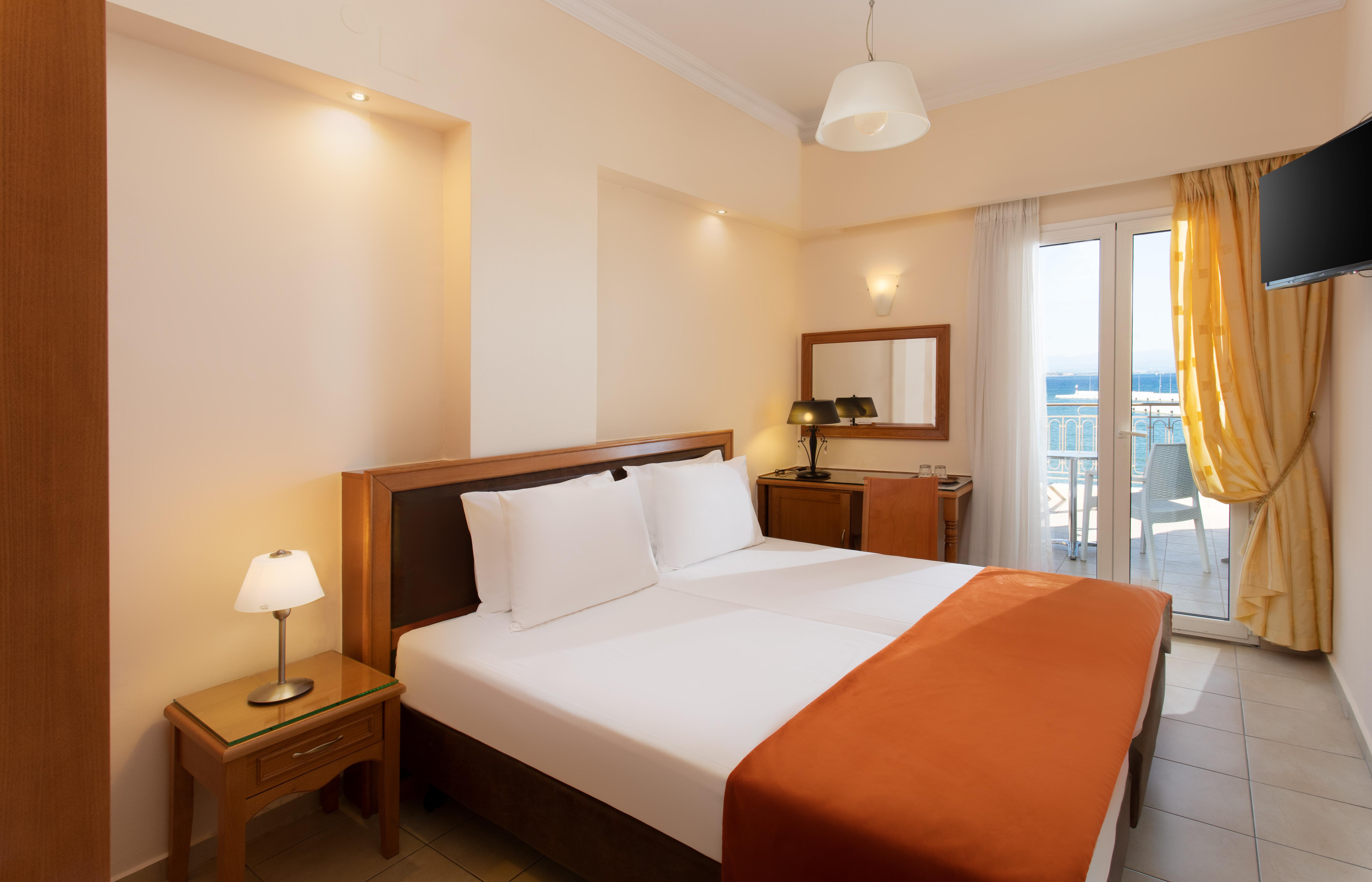 Pantheon City Hotel Gythio Esterno foto